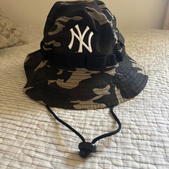 New Era Men's multi Hat - Picture 1 of 3